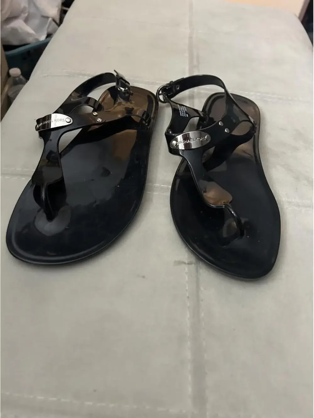 Michael Michael Khors plate jelly thong sandals in black pvc, size 8.